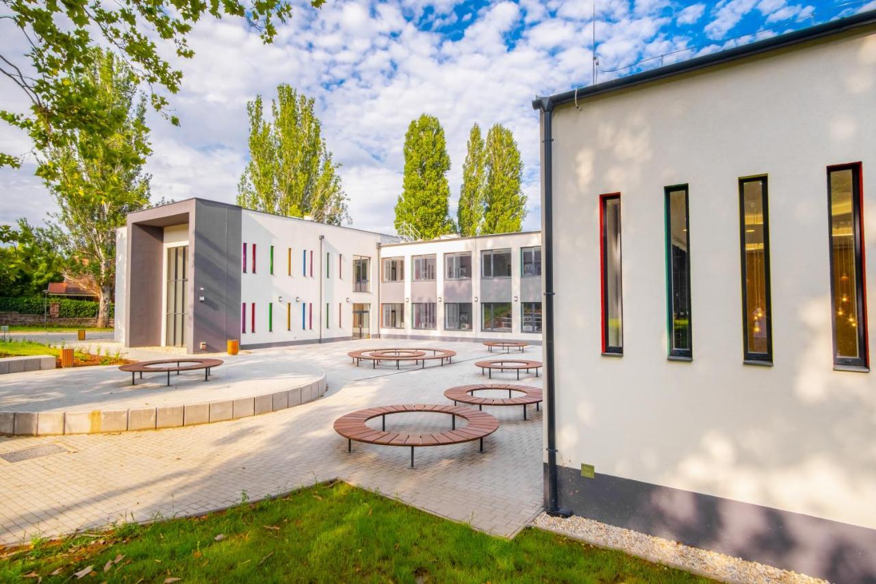 Balatonalmádi Ciszterci Rendezvenykoezpont Bed & Breakfast エクステリア 写真