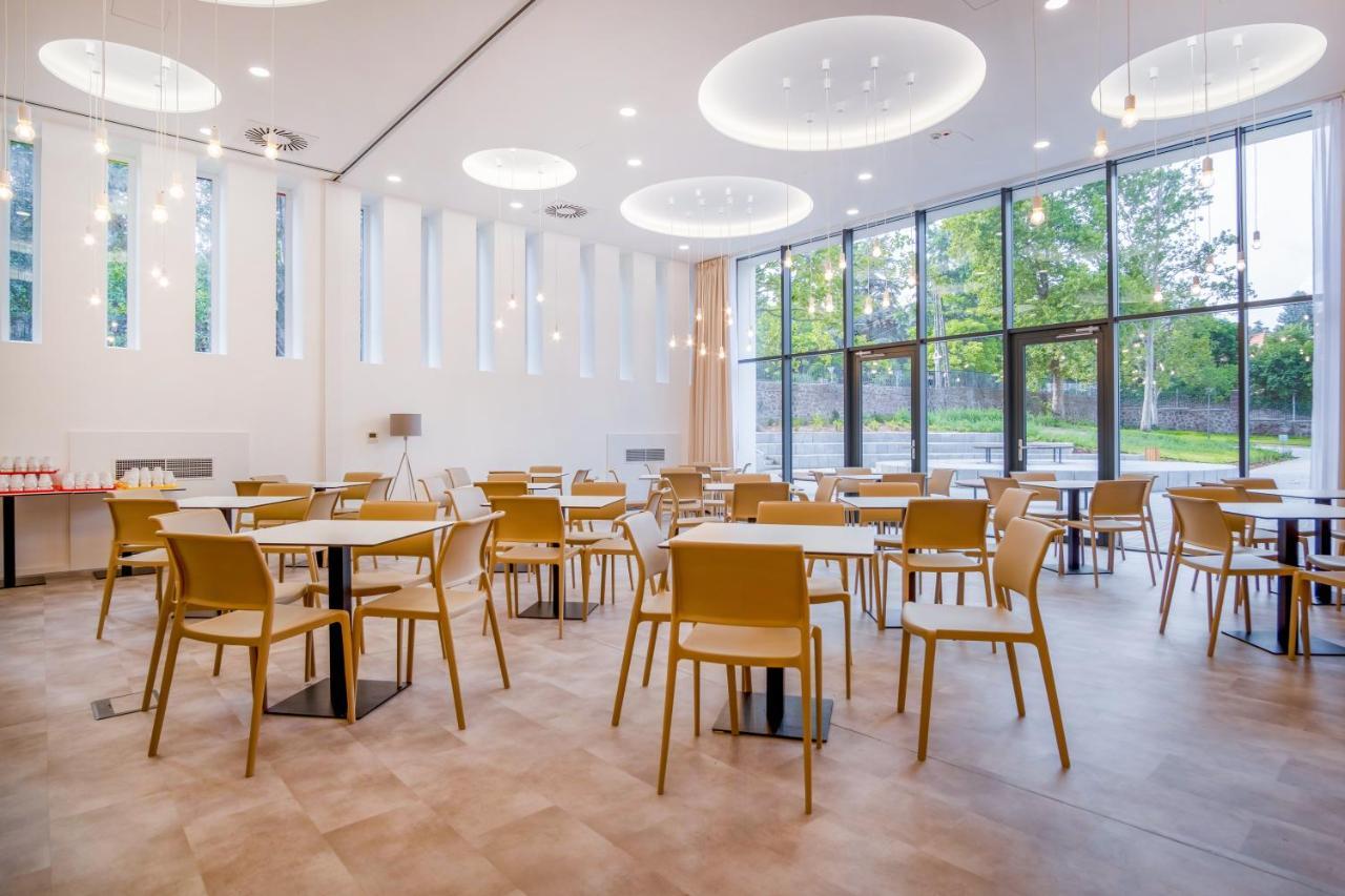 Balatonalmádi Ciszterci Rendezvenykoezpont Bed & Breakfast エクステリア 写真