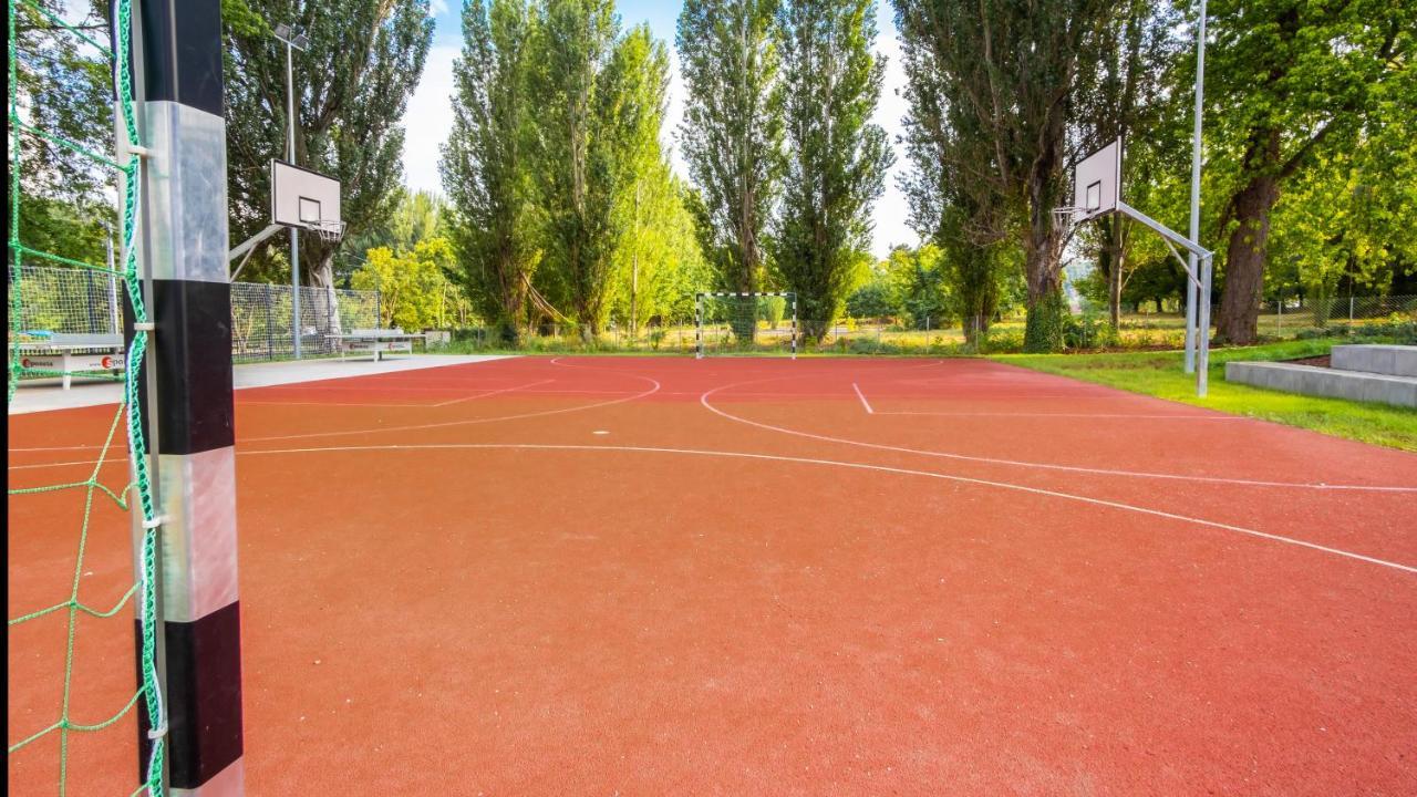 Balatonalmádi Ciszterci Rendezvenykoezpont Bed & Breakfast エクステリア 写真